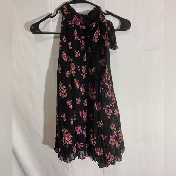 3/$28❤️ELLE BLACK floral, print, pleated sleeveless top size XL - Picture 3 of 9